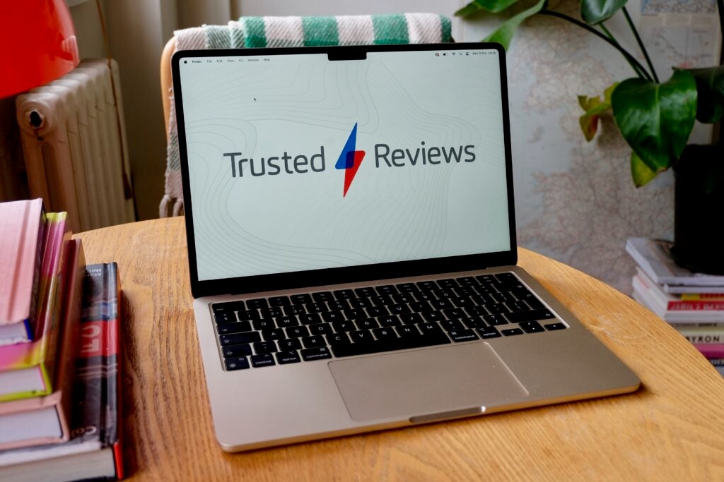 MacBook Air M3 schräg auf dem Tisch