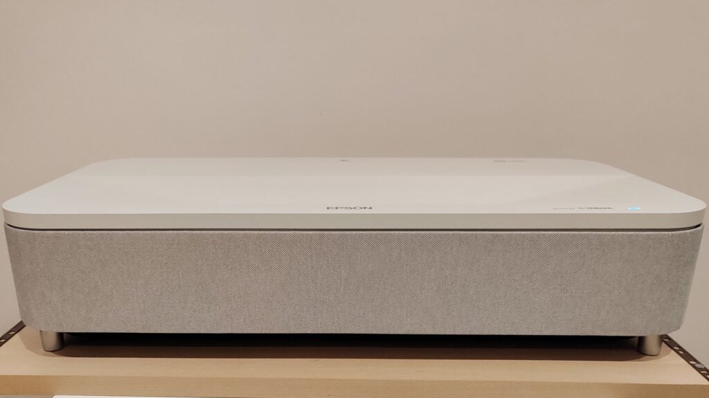 Die Vorderseite des Epson LS800 ist zu sehen