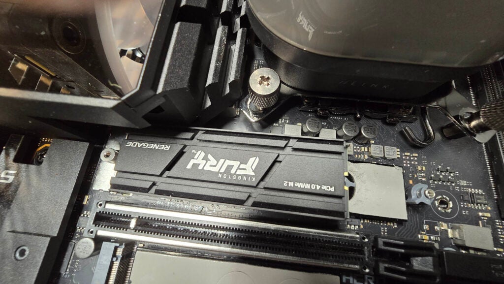 Kingston Fury Renegade PS5 SSD in einem getesteten PCKingston Fury Renegade SSD auf einem Motherboard installiert.