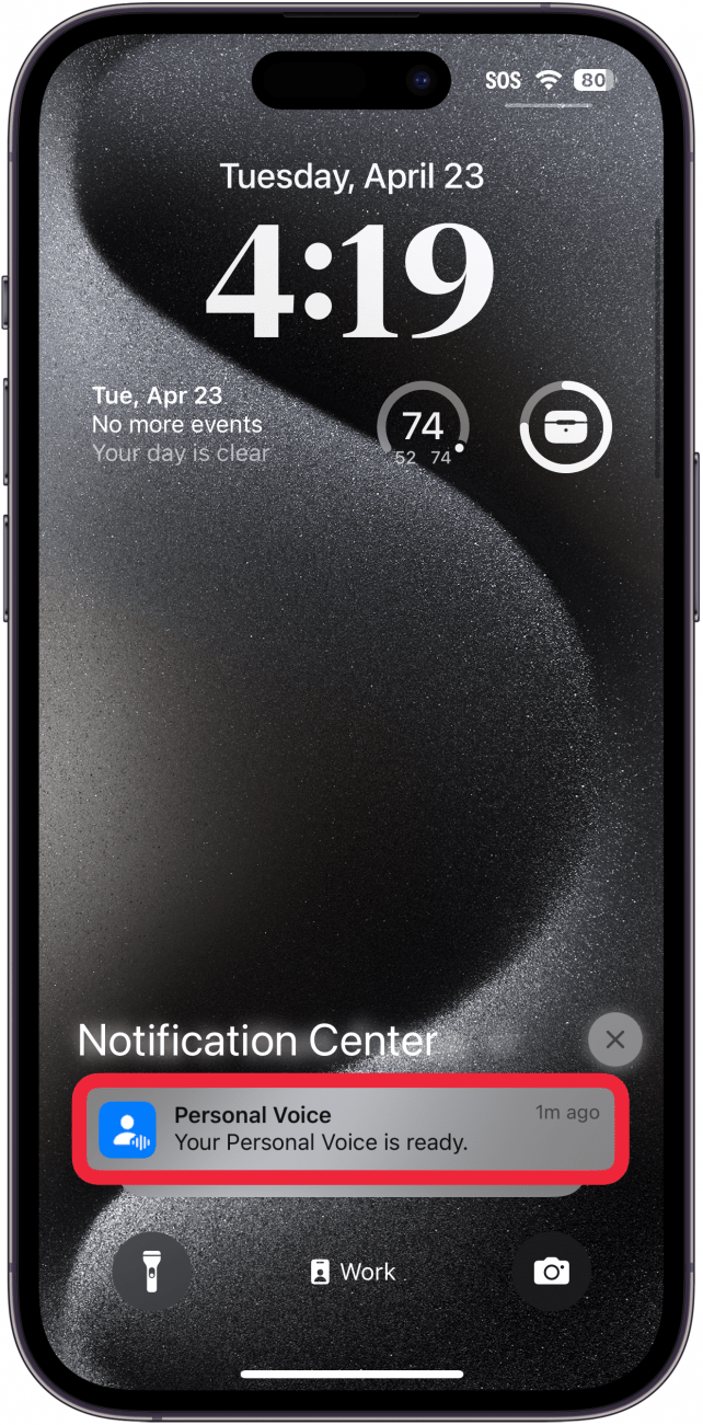 Das iPhone-Benachrichtigungscenter zeigt eine Benachrichtigung von Personal Voice an und informiert den Benutzer darüber, dass sein Personal Voice bereit ist
