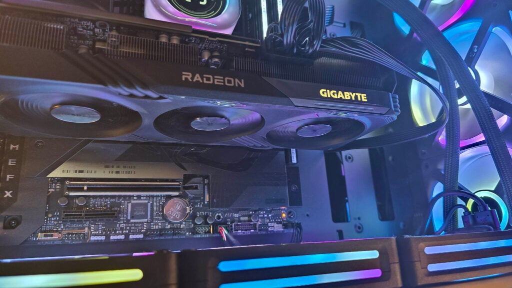AMD Radeon RX 7600 XT wird in einem PC getestet
