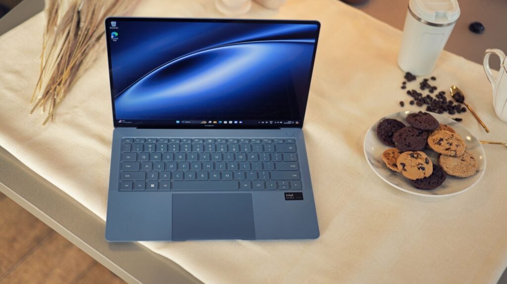 Huawei MateBook X Pro (2024) auf einem Tisch