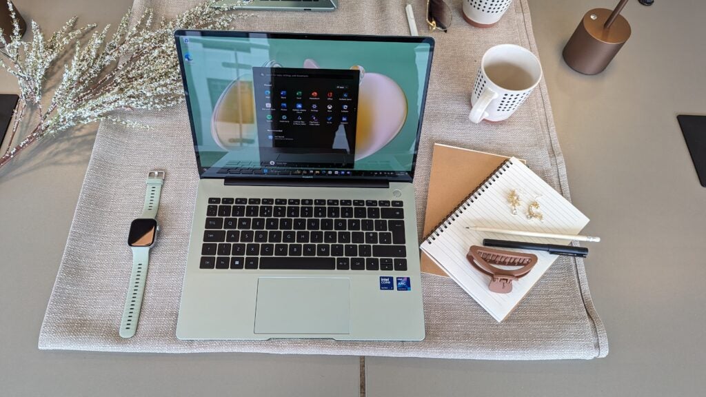 Huawei Matebook 14 (2024) auf dem Schreibtisch