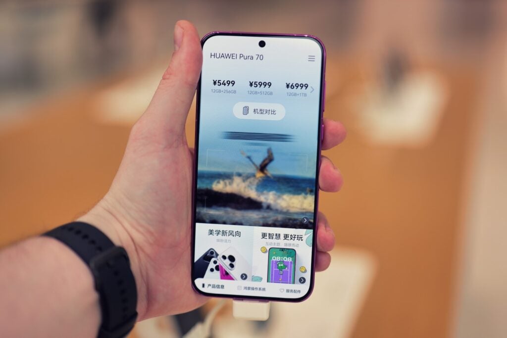 Huawei Pura 70 in der Hand, mit Blick auf den Bildschirm