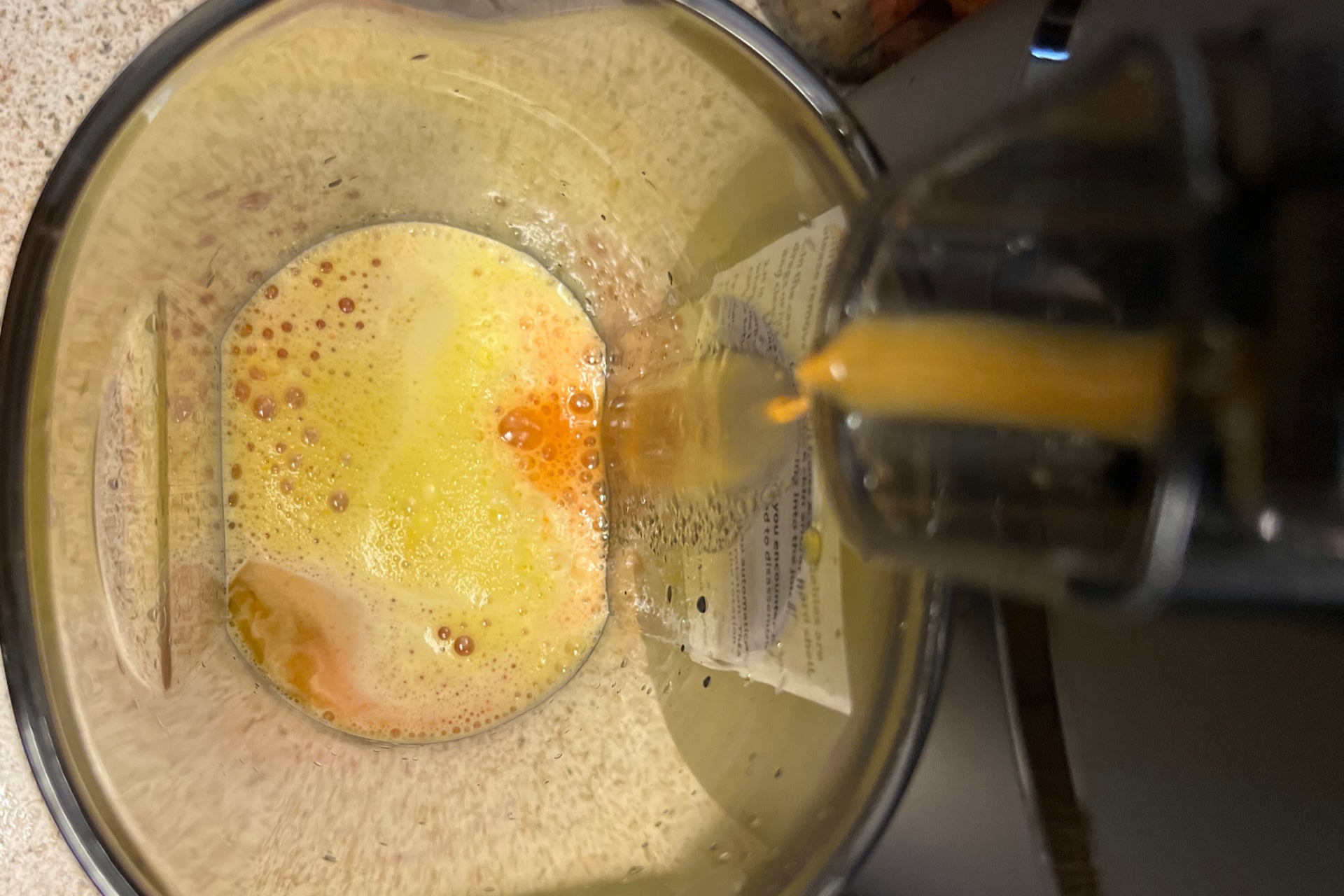 AMZCHEF Slow Juicer SJ-036 beim Entsaften in Aktion
