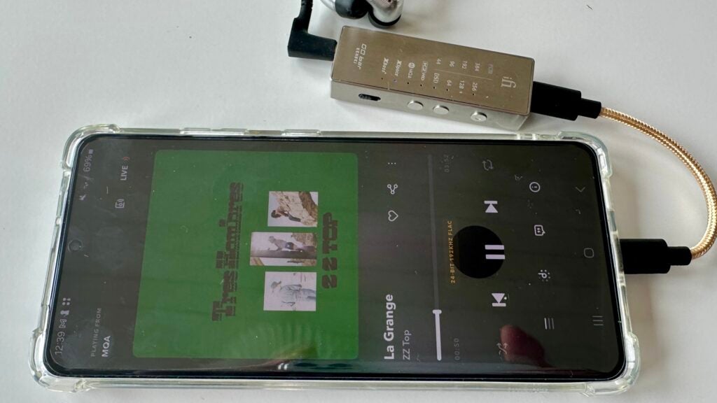 iFi GO-Bar KENSEI spielt Musik