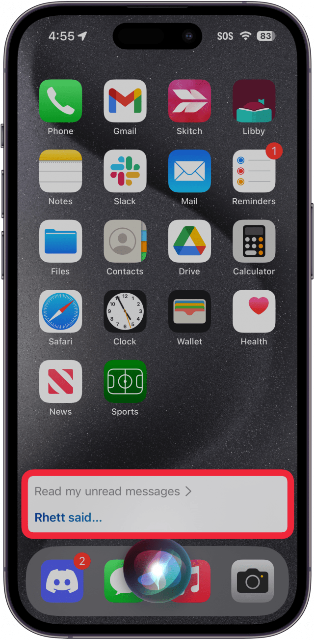 iPhone-Startbildschirm mit einem Siri-Fenster und einem roten Kästchen darum herum;  Der Benutzer hat Siri gebeten, seine ungelesenen Nachrichten zu lesen