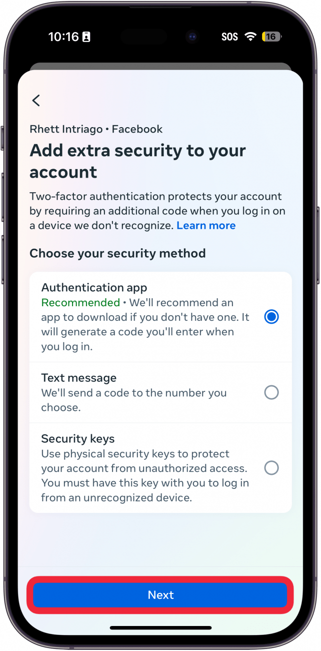 2FA-Setup der iPhone-Facebook-App fragt den Benutzer, welche 2FA-Methode er verwenden möchte, mit einem roten Kästchen um die Schaltfläche „Weiter“.
