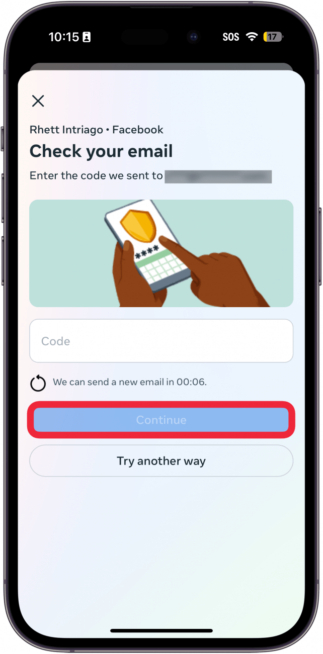 Das 2FA-Setup der iPhone-Facebook-App zeigt eine Aufforderung zur Eingabe eines Codes an, der an die E-Mail-Adresse des Benutzers gesendet wurde, mit einem roten Kästchen um die Schaltfläche „Weiter“.