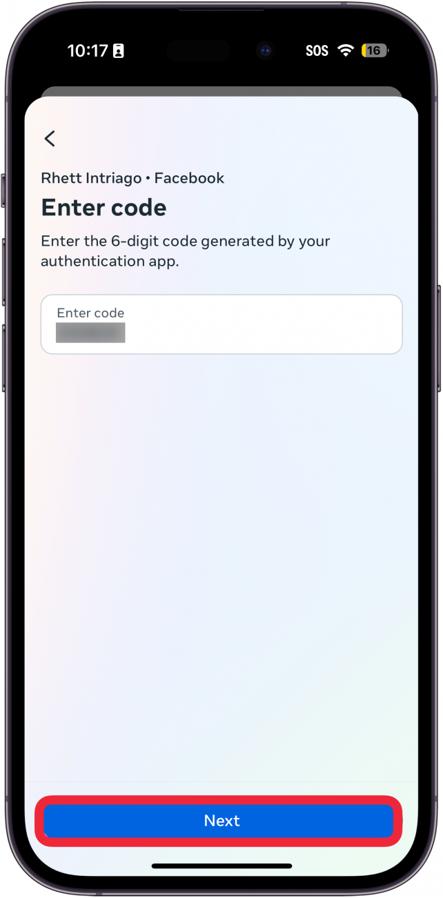 Das 2FA-Setup der iPhone-Facebook-App zeigt eine Aufforderung zur Eingabe eines Codes aus der Authentifizierungs-App mit einem roten Kästchen um die Schaltfläche „Weiter“ an