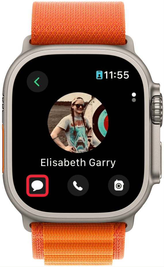 Auf der Apple Watch wird der Kontakt für Elisabeth mit einem roten Kästchen um das Nachrichtensymbol angezeigt
