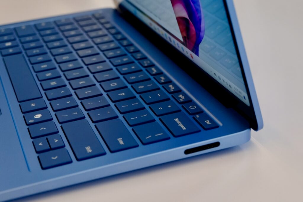 Surface Laptop 6 Copilot Plus PC-Seite in Blau