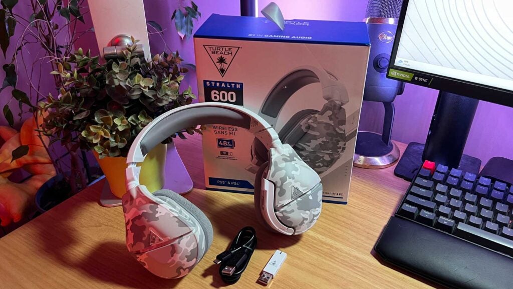 Die Verpackung und das Zubehör des Turtle Beach Stealth 600 Gen 2 MAX