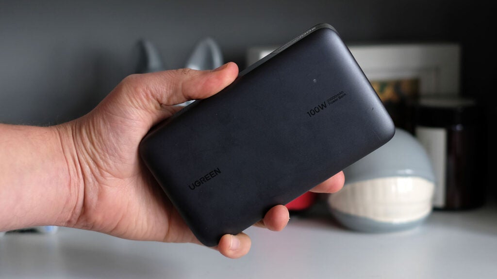 Ugreen Nexode 100W Powerbank in der Hand