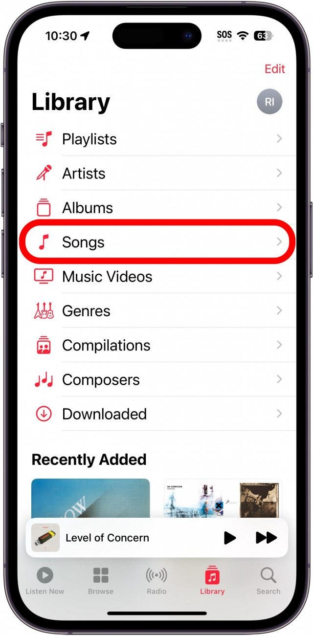 Apple Music Library mit rot eingekreister Song-Schaltfläche