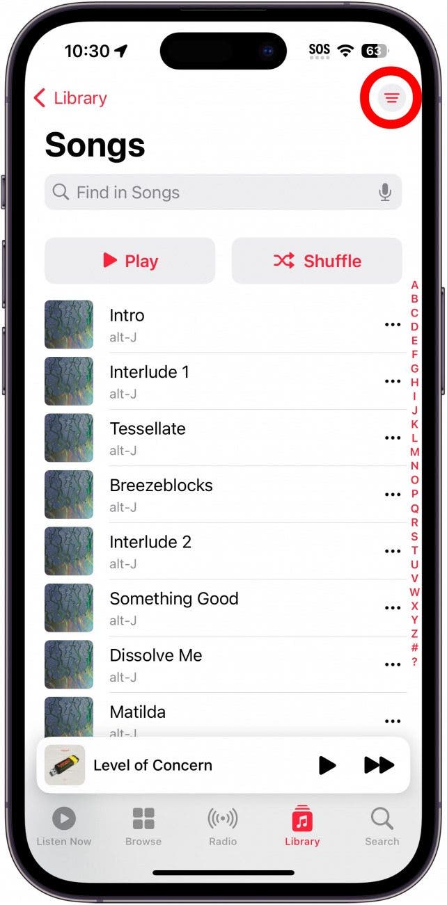 Apple Music-Songliste mit rotem Kreis um das Filtersymbol oben rechts auf dem Bildschirm