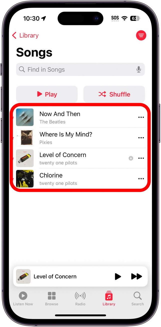 Apple Music-Songliste, in der nur die Favoritensongs angezeigt werden, mit einem roten Kreis um die Favoritenliste