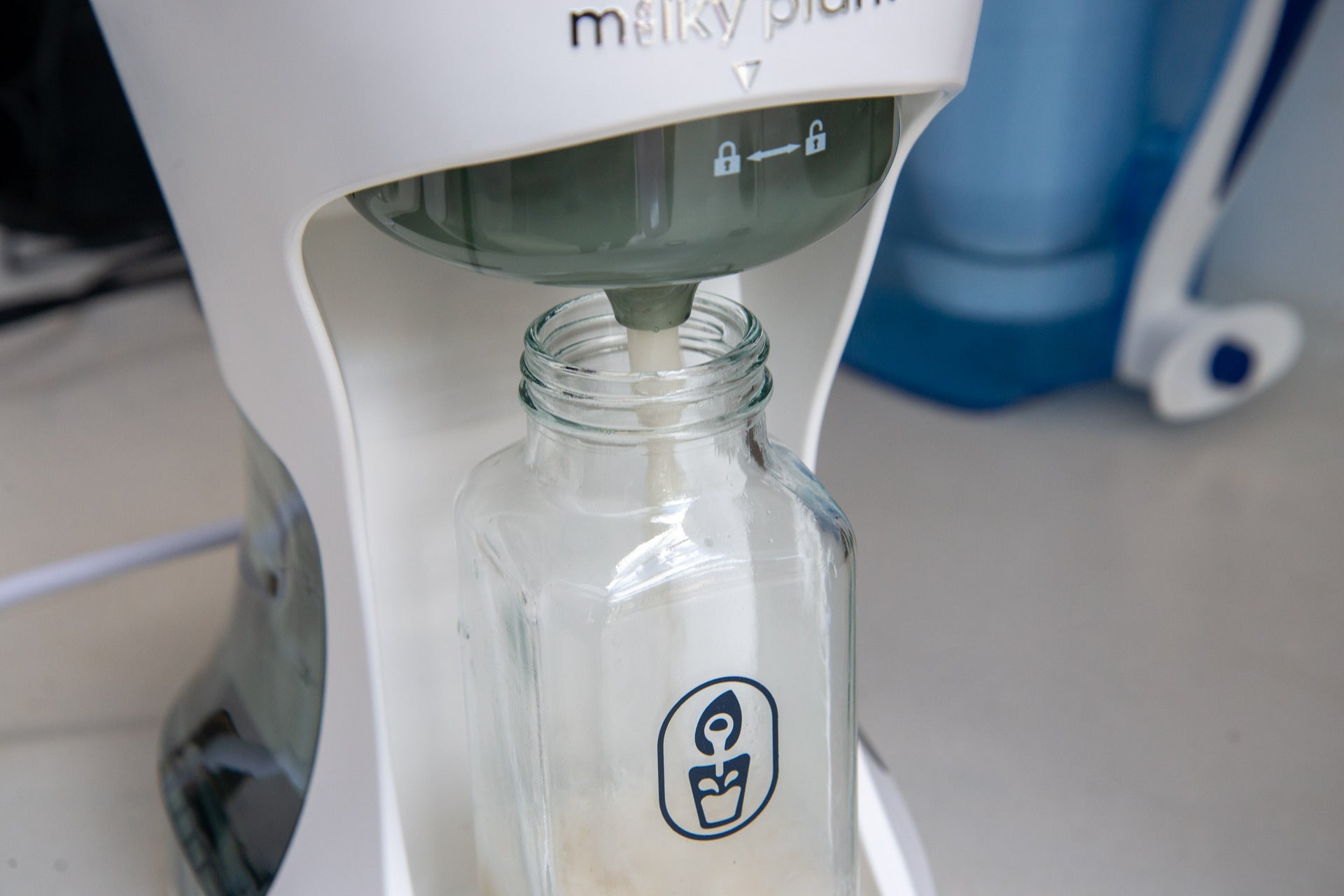 Milky Plant gießt Hafermilch ein