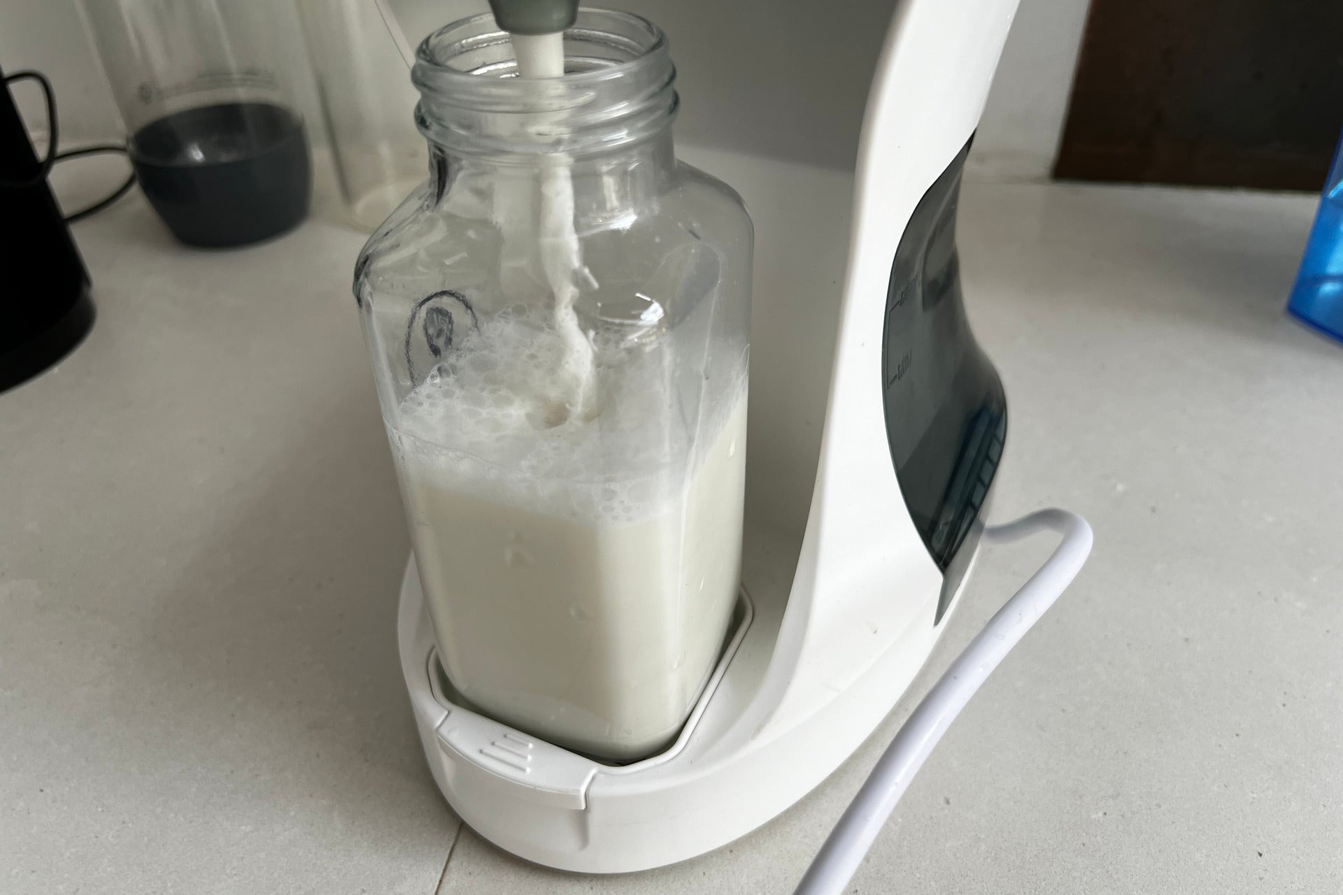 Milky Plant gießt Cashewmilch ein