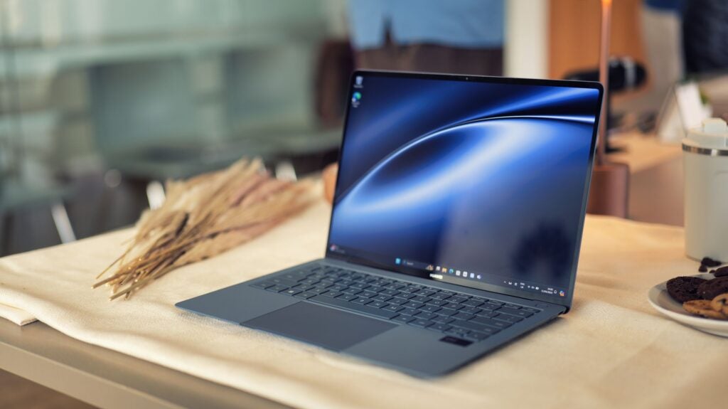Huawei MateBook X Pro (2024) auf einem Tisch