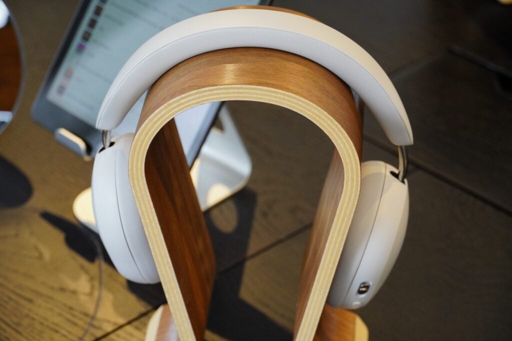 Sonos Ace auf Kopfhörerständer