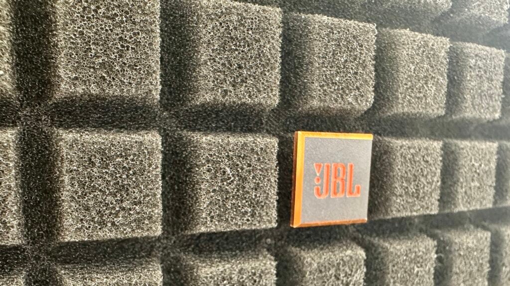 JBL L42ms Schaumstoffgitter aus nächster Nähe