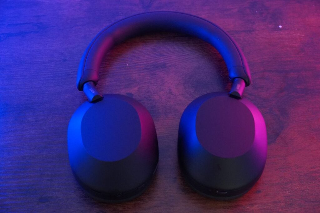 Sony WH-1000XM5 rot und blau