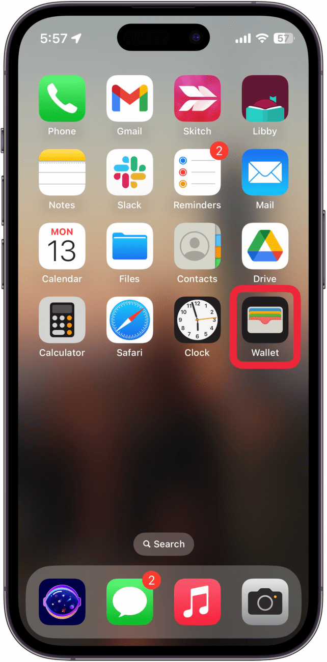 iPhone-Startbildschirm mit einem roten Kästchen um die Wallet-App