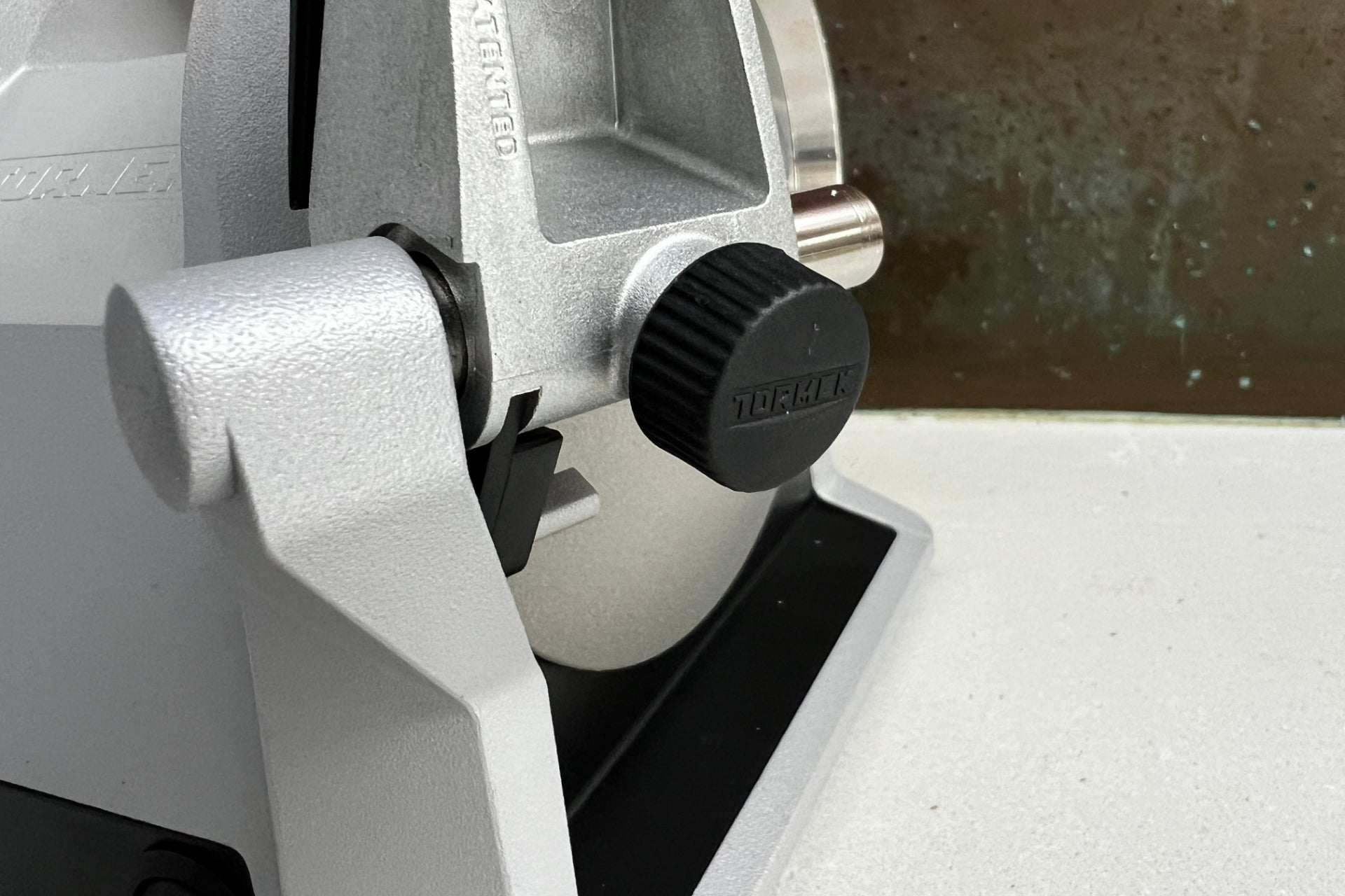 Tormek T-1 Küchenmesserschärfer mit Rändelschraube