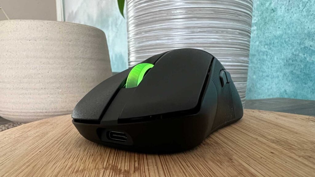 Die Vorderseite des ROG Keris II Ace.