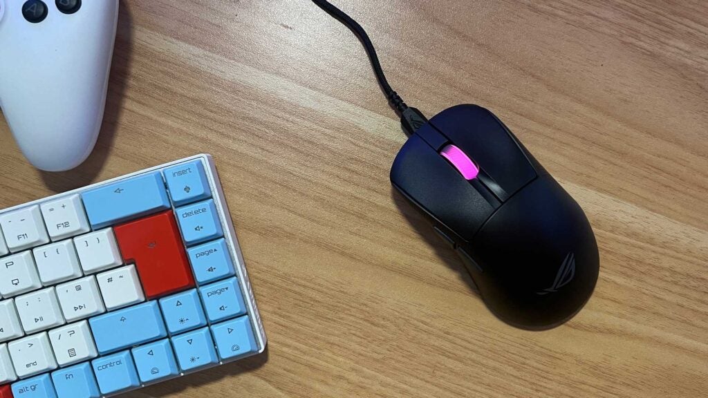 Das ROG Keris II Ace auf einem Schreibtisch.