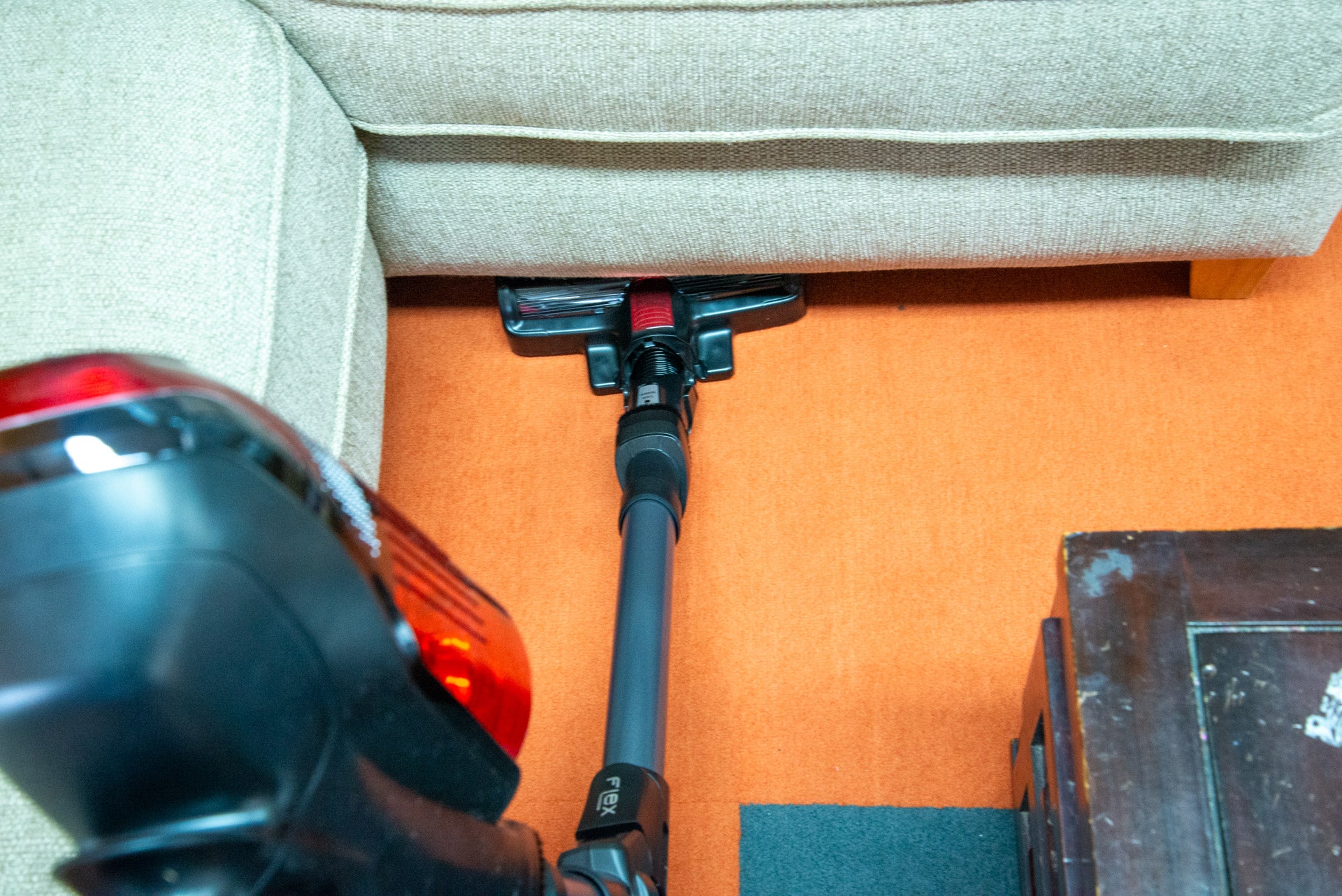 Tefal X-Force Flex 12.60 Reinigung unter dem Sofa