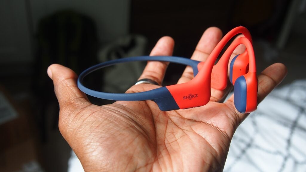 Shokz OpenSwim Pro in der Hand des Rezensenten