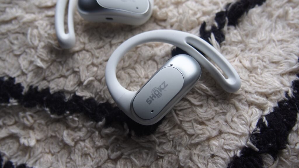 Shokz OpenFit Air auf dem Boden
