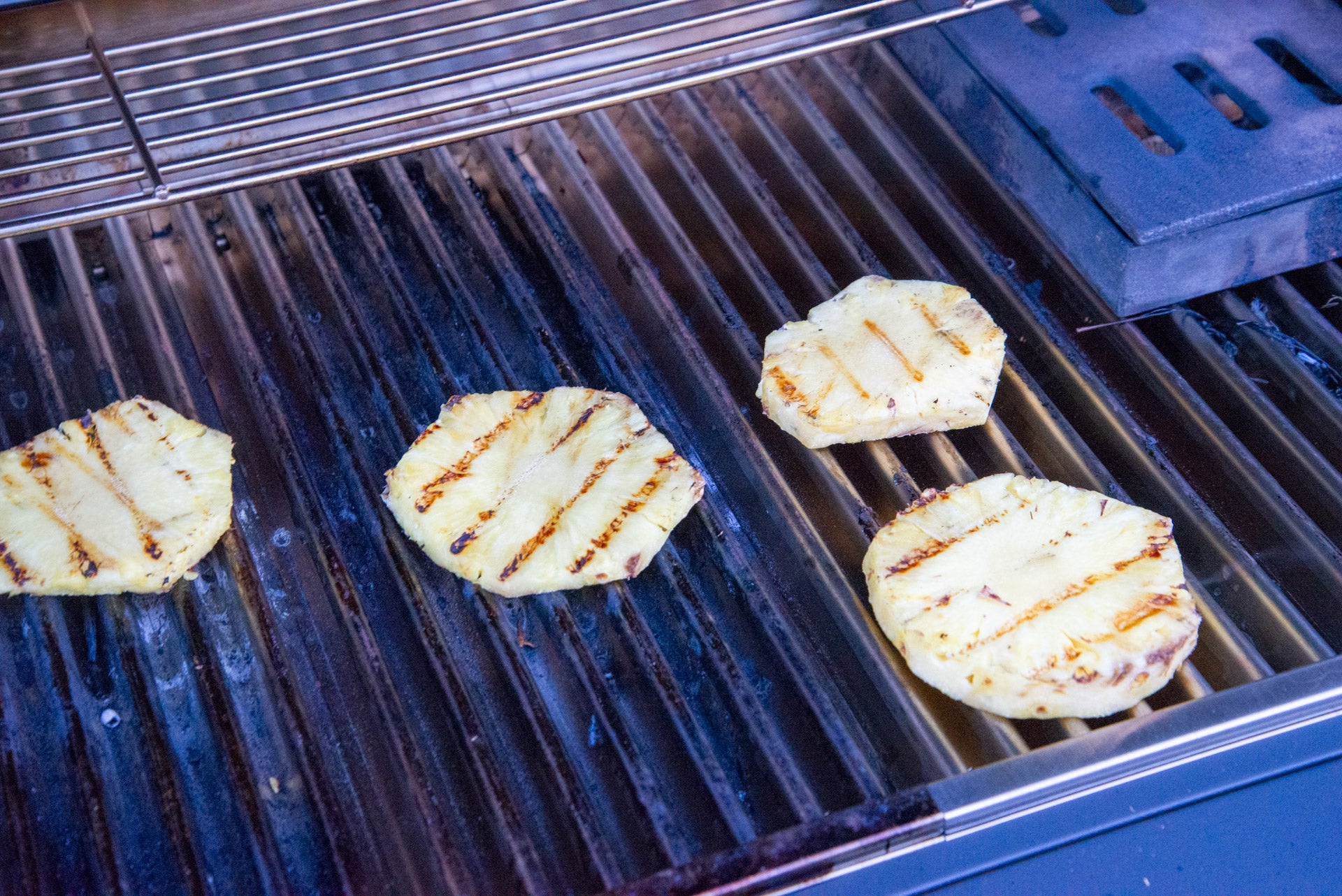 Char-Broil Evolve Elektrischer Ananas-Grill