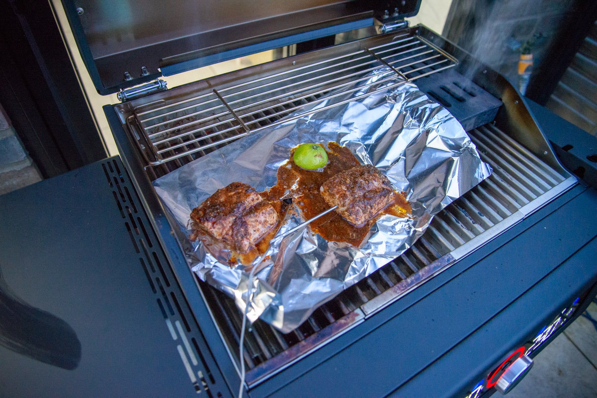 Fisch auf Char-Broil Evolve wird gegart