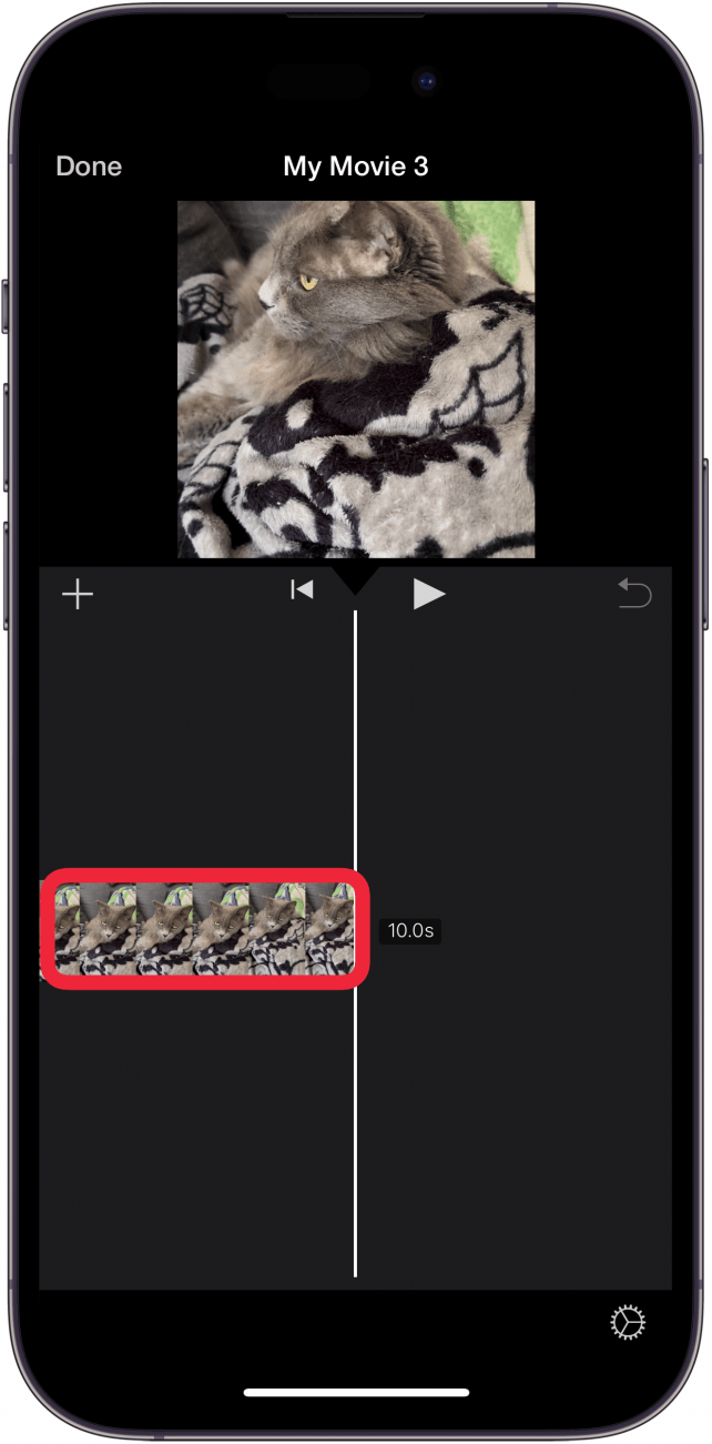 Bearbeitungsbildschirm der iPhone-iMovie-App mit einem roten Kästchen um das Video in der Bearbeitungsspur
