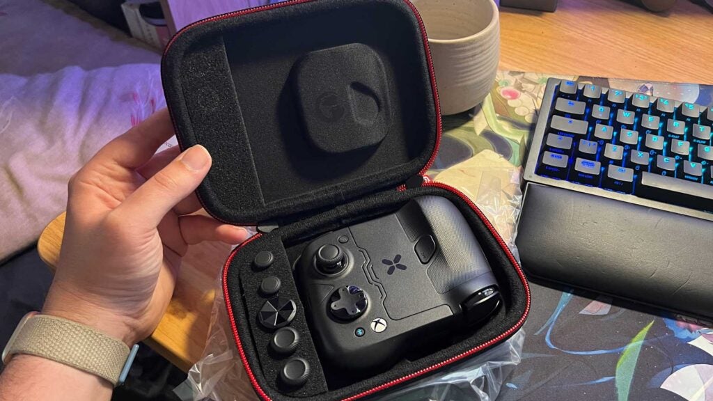 Der GameSir X4 Aileron liegt mit Zubehör in seinem Koffer.