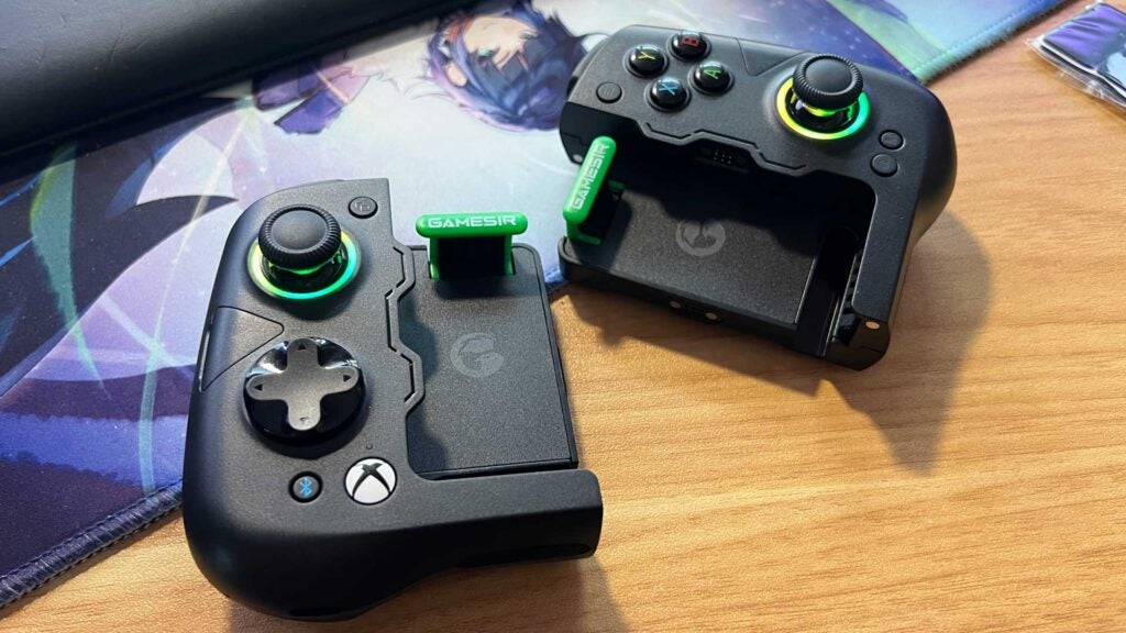 Eine abgewinkelte Ansicht des GameSir X4 Aileron, das so konfiguriert ist, dass es geteilt werden kann