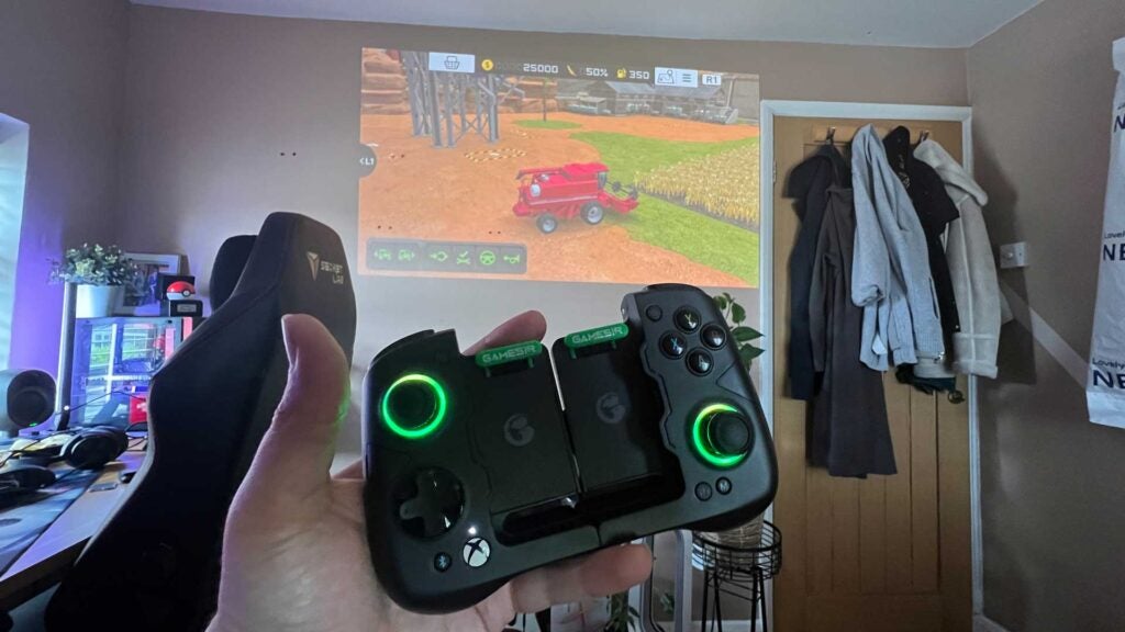 GameSir X4 Aileron wird zur Steuerung eines Android-Spiels auf einem Projektor mit AndroidTV verwendet.