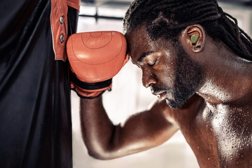 Erschöpfter, verschwitzter Boxer macht eine Pause vom Sporttraining mit Jabra Elite Active Gen 2