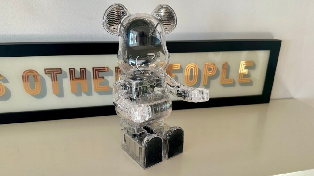 BearBrick Audio 400 im Sitzen