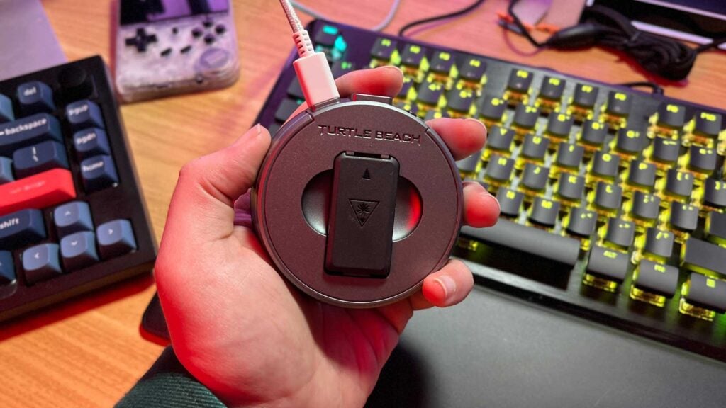 Das Akkuladegerät und der Empfänger des Turtle Beach Stealth Pro