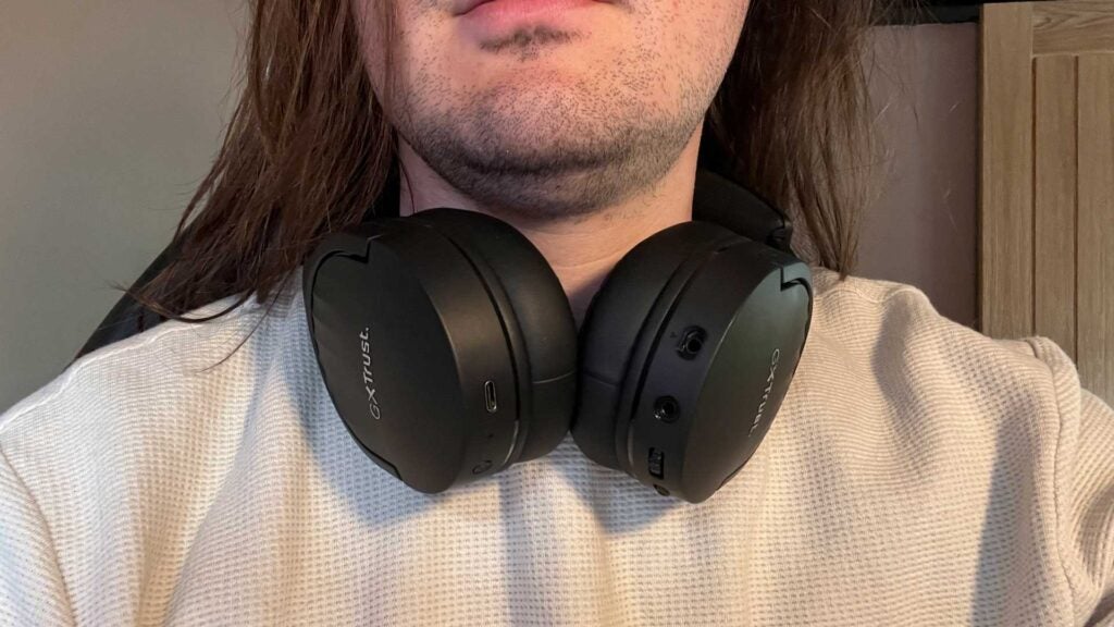 Das Trust Gaming GXT 491 Fayzo auf den Schultern.