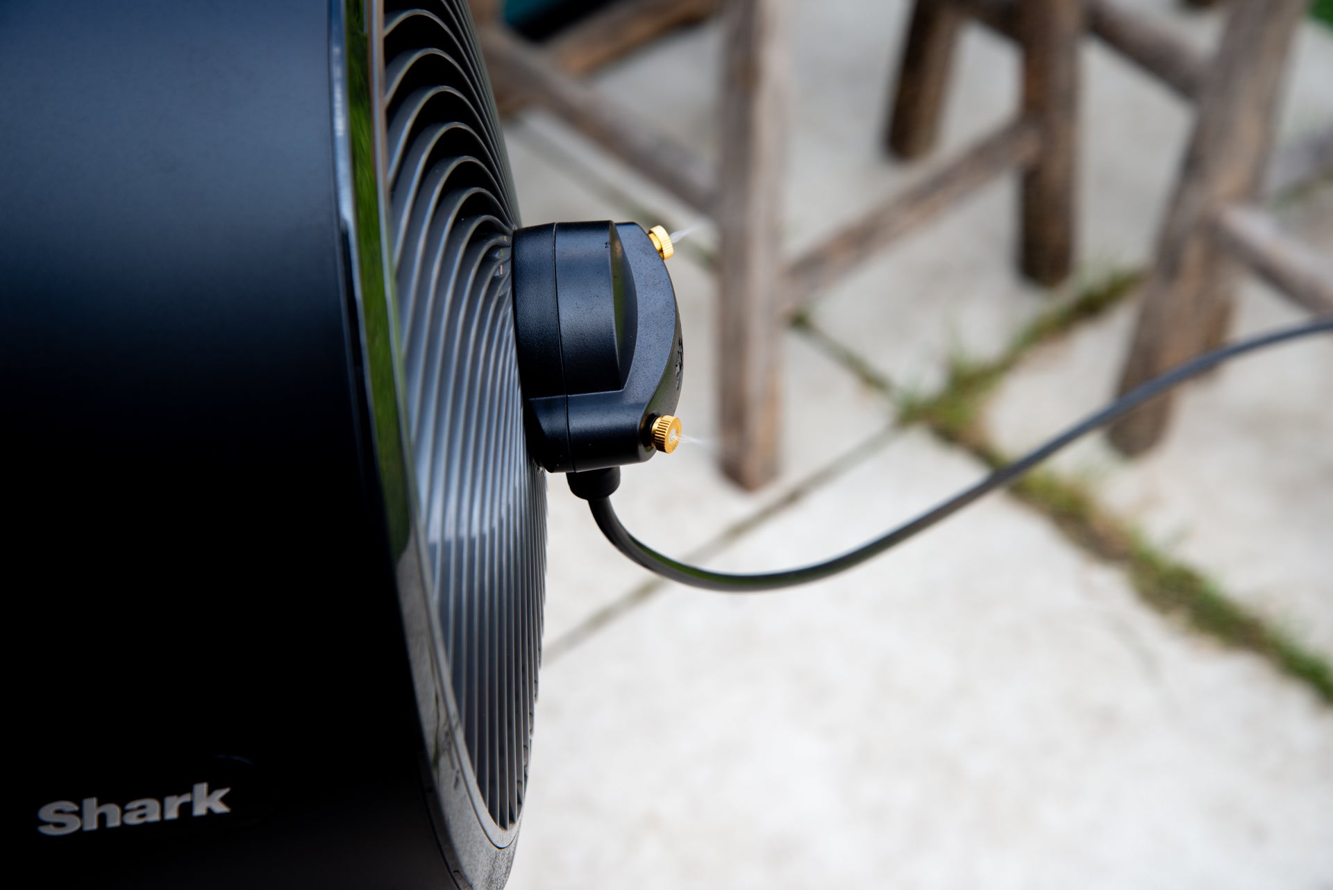Tragbarer Shark FlexBreeze-Ventilator FA220UK bläst Wasser
