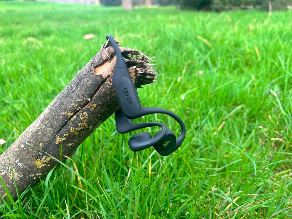 Edifier Comfo Run hängt an einem Baumstumpf
