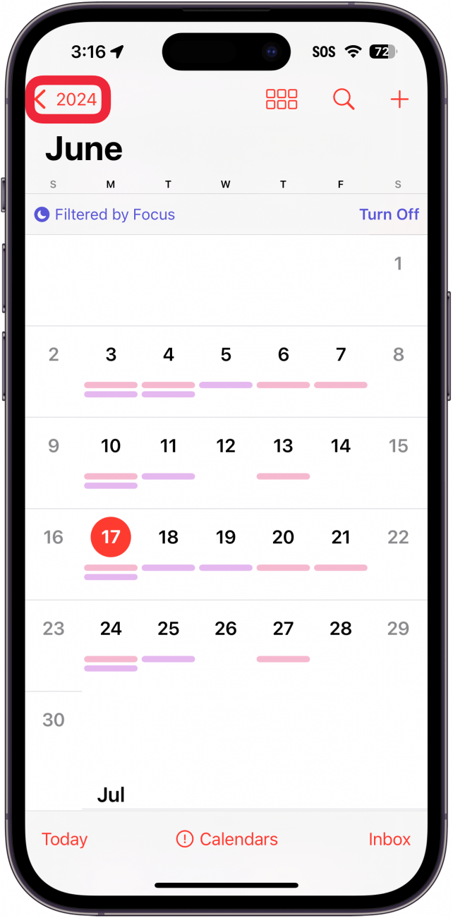 Monatsansicht der iPhone-Kalender-App mit einem roten Kästchen um das Jahr oben links