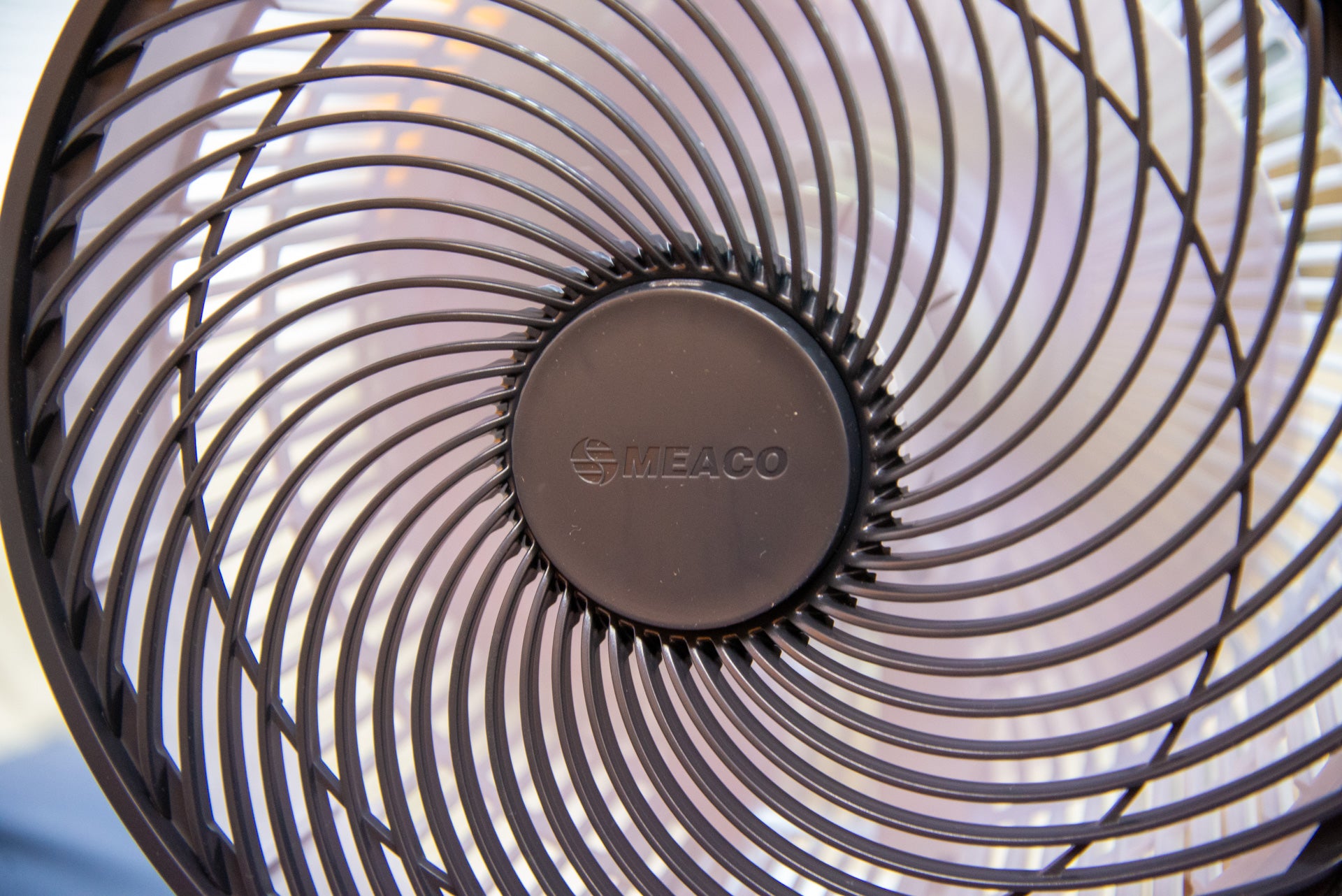 MeacoFan Sefte 10 Standluftzirkulator mit Fernbedienung am Ventilator