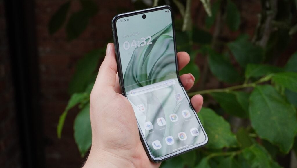Razr 50 Ultra halb gefaltet