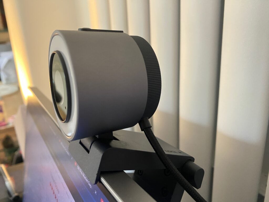BenQ ideaCam S1 ProBenQ ideaCam S1 Pro Webcam, auf einem Computermonitor montiert.